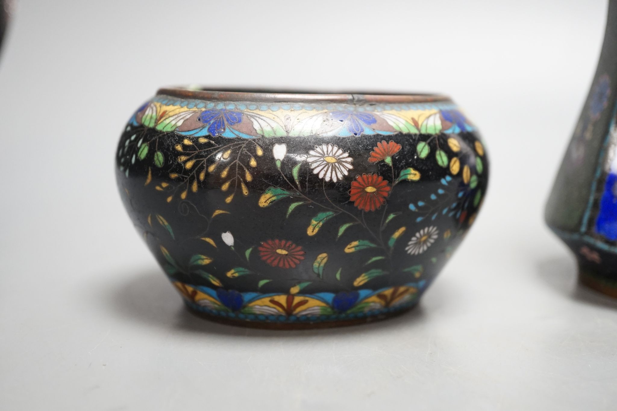 A Chinese cloisonné enamel dragon box and cover and two Japanese cloisonné enamel vessels, tallest 18cm